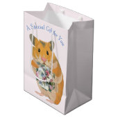 Hamster met een boeket bewerkbare Valentijn’s Medium Cadeauzakje (Voorkant Gekanteld)