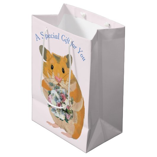 Hamster met een boeket bewerkbare Valentijn’s Medium Cadeauzakje (Voorkant Gekanteld)