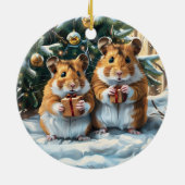 Hamsters met kerstcadeaus keramisch ornament (Achterkant)