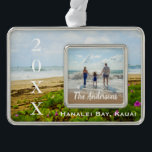 Hanalei Bay Boats, Kauai Hawaii Year/Text Photo Verzilverd Omlijst Ornament<br><div class="desc">Deze prachtige foto is genomen in september 2012 op het kalme strand van Hanalei Bay,  een van de mooiste plekken in Kauai Hawaii. 🌊 🌊 → → © HawaiiSands Design 📷 label #ShopiiSands online 🌊 me voor om het even welke aanpassing aan dit ontwerp direct verstopt 🌊!</div>