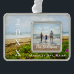 Hanalei Bay Boats, Kauai Hawaii Year/Text Photo Verzilverd Omlijst Ornament<br><div class="desc">Deze prachtige foto is genomen in september 2012 op het kalme strand van Hanalei Bay,  een van de mooiste plekken in Kauai Hawaii. 🌊 🌊 → → © HawaiiSands Design 📷 label #ShopiiSands online 🌊 me voor om het even welke aanpassing aan dit ontwerp direct verstopt 🌊!</div>