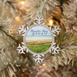 Hanalei Bay Kauai Hawaii Beach   Boats Tin Sneeuwvlok Ornament<br><div class="desc">Deze prachtige foto is genomen in september 2012 op het kalme strand van Hanalei Bay,  een van de mooiste plekken in Kauai Hawaii. 🌊 🌊 → → © HawaiiSands Design 📷 label #ShopiiSands online 🌊 me voor om het even welke aanpassing aan dit ontwerp direct verstopt 🌊!</div>