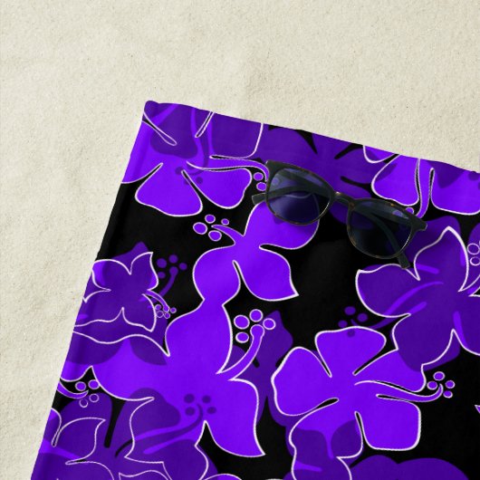 Hanalei Hawaiian Hibiscus Camo Floral - Paarse Strandlaken (In situ)