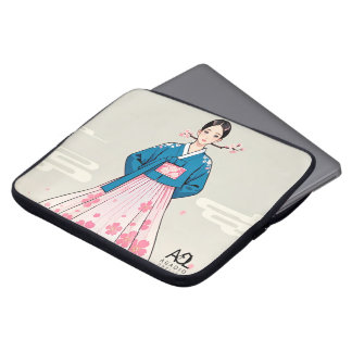 Hanbok Vrouw met Blauwe Top en Cherry Blossom Moti Laptop Sleeve