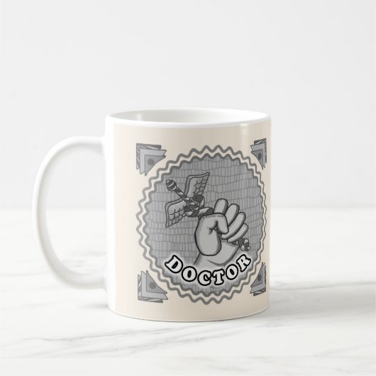 Hand die caduceus dokter vasthoudt koffiemok (Links)