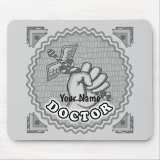 Hand die caduceus dokter vasthoudt  muismat
