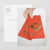 Hand die Chinese geldenvelop houden Briefkaart (Voorkant / Achterkant)
