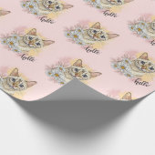 Hand die een grappige sneeuwbengaals kat maakt met cadeaupapier (Hoek)