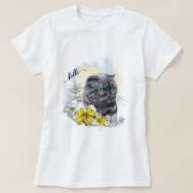 Hand die een grappige zwarte britse kat met bloeme