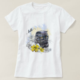 Hand die een grappige zwarte britse kat met bloeme t-shirt