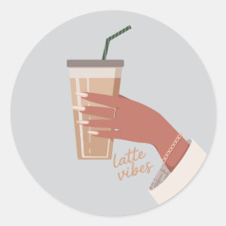 Hand die een kopje koffie vasthoudt ronde sticker