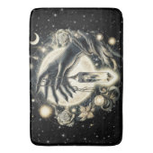 Hand die een Kristal vasthoudt onder het Maanlicht Badmat (Voorkant Verticaal)