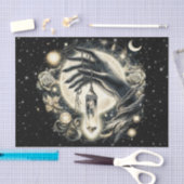 Hand die een kristal vasthoudt onder het maanlicht tissuepapier (Craft)