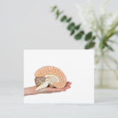 Hand die hersenhelft vasthoudt op witte achtergron briefkaart (Staand voorkant)