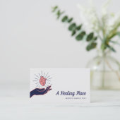 Hand die Menselijk Hart Holistic Geneeskunde houde Visitekaartje (Staand voorkant)