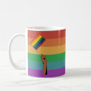 Hand die Pride-vlag vasthoudt Koffiemok