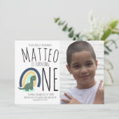 Hand Drawn Dinosaur Rainbow Birthday Foto Kaart (Staand voorkant)