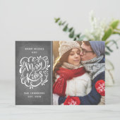 Hand Drawn Merry Kisses Typografie Kerstfoto Feestdagenkaart (Staand voorkant)