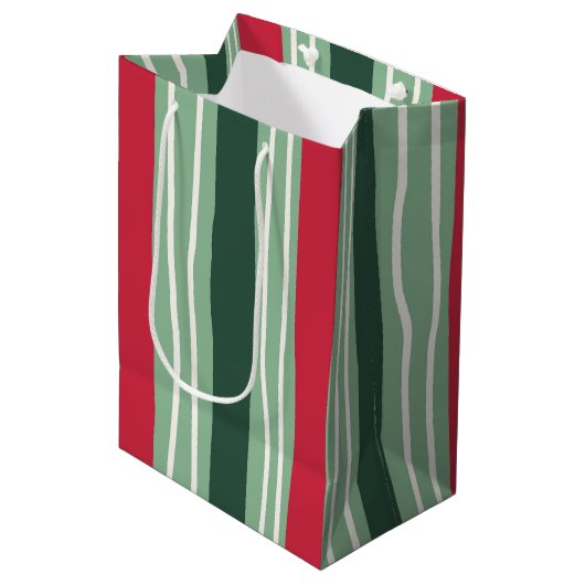 Hand Drawn Red and Green Striped Holiday Medium Cadeauzakje (Voorkant Gekanteld)