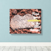 Hand Etched Sun Petroglyph on Lava Rock Canvas Afdruk (Insitu (Houten vloer))