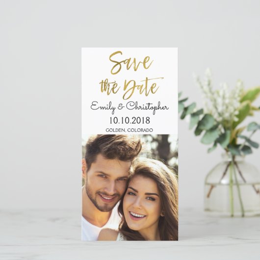 Hand Geletterde Gold Script Wedding Save the Date (Staand voorkant)
