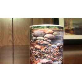 Hand geschilderd bos met beek koffiemok