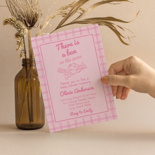 Hand getekende roze broodje in de ovenengel Baby s Kaart