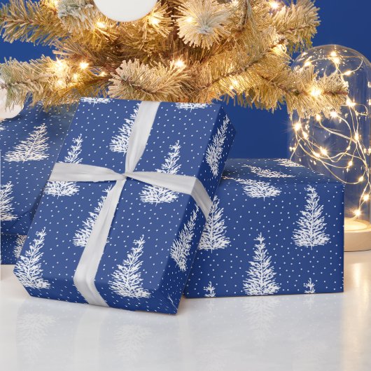 Hand getekende sneeuw bedekte boom patroon indigo cadeaupapier (Feestdagen)