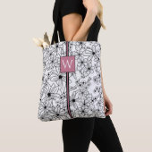 Hand getrokken Bloemen Wit Zwart Patroon en Monogr Tote Bag (Dichtbij)