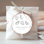 Hand getrokken Champagne & Oesters Gebrande Bruilo Ronde Sticker<br><div class="desc">Vier uw bruiloft/verloving met deze elegante stickers,  met getekende champagne,  oesters en bewerkbare details. Voeg eenvoudig uw eigen gegevens toe door op de optie "personaliseren" te klikken.</div>