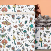 Hand getrokken champignons en bugs | nachtbos cadeaupapier