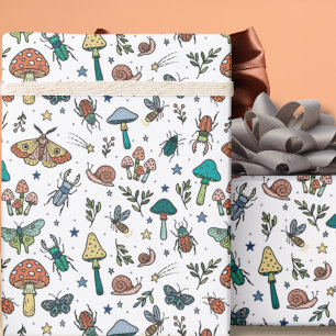 Hand getrokken champignons en bugs   nachtbos cadeaupapier