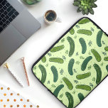 Hand getrokken dille augurk patroon laptop sleeve<br><div class="desc">Dit patroon is een soort van een grote dille;) beschikt over met de hand getrokken dille augurken,  compleet met details van dille takken,  geplaatst tegen een heldergroene achtergrond in de schaduw van augurkensap. Perfect voor augurk liefhebbers & foodies om een plons van plezier en persoonlijkheid toe te voegen!</div>
