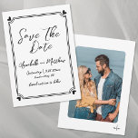 Hand getrokken foto grillige eenvoudige bruiloft save the date<br><div class="desc">Eenvoudige Hand getrokken grillige zwart-wit bruiloft Save the Date. Deze Europees geïnspireerde Black and White Save the Date-Kaart heeft een strak, minimalistisch ontwerp dat ideaal is voor koppels die op zoek zijn naar tijdloze elegantie. Een subtiel handgetekende lijst met charmante zwarte harten in elke hoek omcirkelt zachtjes je huwelijksdetails, gepresenteerd...</div>