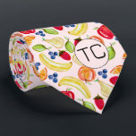 Hand getrokken gemengd vruchtenpatroon Initialen n Stropdas<br><div class="desc">Dit schattige en kleurrijke fruitpatroon is gemaakt met behulp van mijn handgeschilderde gemengde sinaasappel-, appel-, peer-, limoen-, bosbessen-, aardbeien-, perziken- en bananenillustraties en maakt een eigenzinnig nieuw ontwerp voor degenen die het leven niet nemen, of hun sokken te serieus! De gedempte roze achtergrond geeft het een licht retro gevoel. Pas...</div>