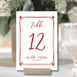 Hand getrokken grillige rode bruiloft kaart<br><div class="desc">Elegante hand getrokken grillige bruiloft tafel nummer. Deze schattige tafelnummerkaart heeft een subtiel, handgetekend lijst met zwarte harten in elke hoek, waardoor een leuk maar elegant ontwerp ontstaat dat het tafelnummer zachtjes omcirkelt. De mix van script en handgeschreven lettertypen voegt een stijlvolle en persoonlijke touch toe, waardoor het zowel charmant...</div>