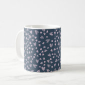 Hand getrokken hart patroon ontwerp koffiemok (Voorkant links)