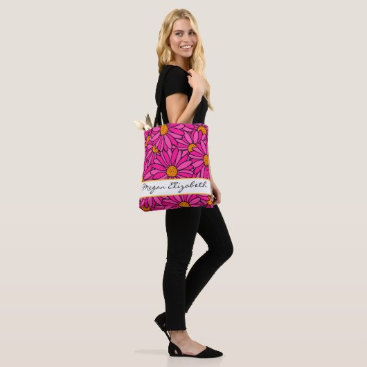 Hand getrokken Heet Roze & Sinaasappel Daisy Patte Tote Bag (Op model)
