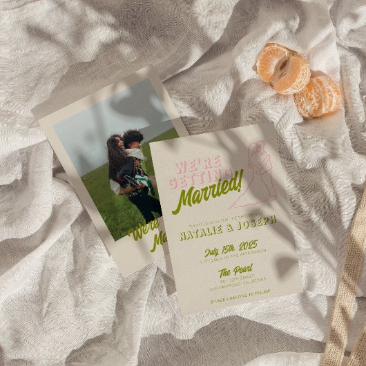 Hand getrokken kleurrijke retro vet funky bruiloft kaart