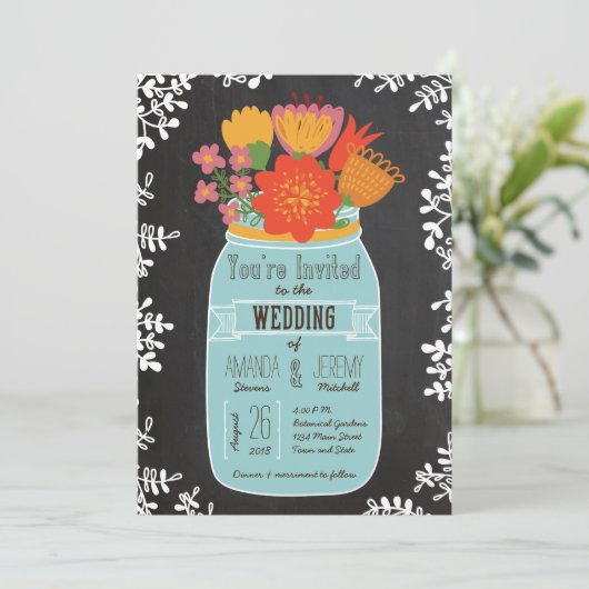 Hand getrokken Mason Jar met bloemen op schoolbord Kaart (Staand voorkant)