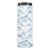 Hand-getrokken patroon van het berglandschap. thermosbeker (Achterkant)