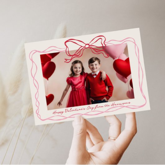 Hand getrokken rood en roze boog Lijst Valentijnsd Feestdagenkaart