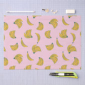 Hand getrokken schattig banaan patroon in roze ach tissuepapier (Craft)