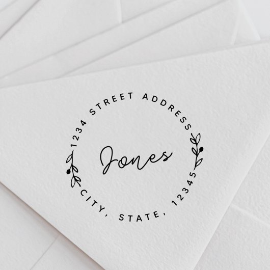 Hand getrokken stijl familienaam rond retour adres zelfinktende stempel