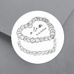 Hand getrokken  taart grillige bruiloft ronde sticker<br><div class="desc">Gepersonaliseerde taart bruiloft monogram Stickers. Deze aangepaste ronde trouwstickers zijn voorzien van een eenvoudige taartillustratie in stijl in het midden, bekroond met de monogram-initialen van het paar en de trouwdatum voor een tijdloze en elegante touch. Het minimalistische ontwerp maakt gebruik van een mix van klassieke seriële en handgeschreven scriptlettertypen, waardoor...</div>