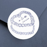 Hand getrokken  taart Navy Blue Wedding Ronde Sticker<br><div class="desc">Gepersonaliseerde taart bruiloft monogram Stickers. Deze aangepaste ronde trouwstickers zijn voorzien van een eenvoudige taartillustratie in stijl in het midden, bekroond met de monogram-initialen van het paar en de trouwdatum voor een tijdloze en elegante touch. Het minimalistische ontwerp maakt gebruik van een mix van handgeschreven en scriptlettertypen in klassiek marineblauw,...</div>