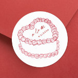 Hand getrokken  taart rood grillige bruiloft ronde sticker<br><div class="desc">Gepersonaliseerde taart bruiloft monogram Stickers. Deze aangepaste ronde trouwstickers zijn voorzien van een eenvoudige taartillustratie in stijl in het midden, bekroond met de monogram-initialen van het paar en de trouwdatum voor een tijdloze en elegante touch. Het minimalistische ontwerp maakt gebruik van een mix van klassieke seriële en handgeschreven scriptlettertypen, waardoor...</div>