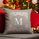 Hand getrokken winter gebladerte monogram kerst kussen<br><div class="desc">Dit monogram kerstkussen heeft handgetekend wit winterblad dat het monogram lijst. Het monogram is wit op een lichtbruine achtergrond.</div>