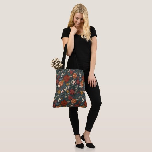 Hand getrokken  winterbloemen donkergroen tote bag (Op model)