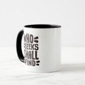 Hand getrokken woorden zinsnede die zoekt zal vind mok (Voorkant links)